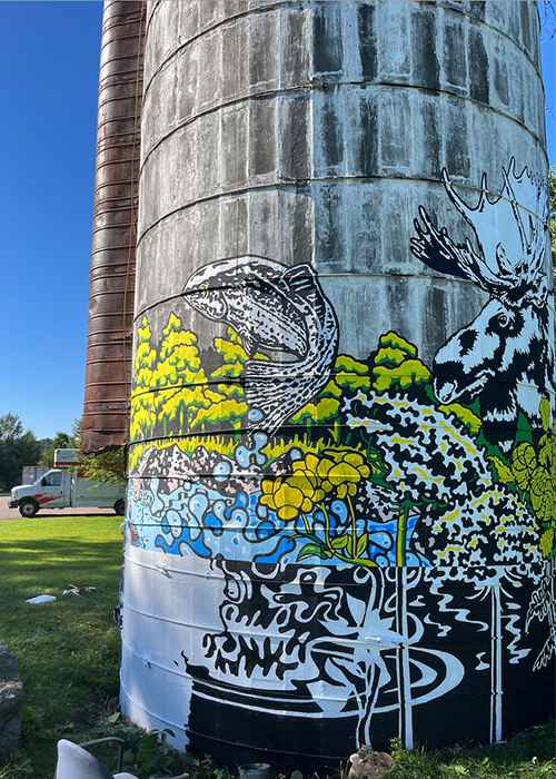 Silo mural honoring Vermont's natural landscape painted by Middlebury student Wyatt Robinson.
